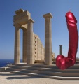 Penis an der Akropolis-Nachbaut auf Rhodos.jpg