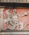 Allegorie mit Kirchenmann mit Kreuz im Arsch am Bremer Rathaus.jpg