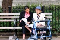 Alte und junge Frau auf Bank.jpg