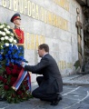 Dmitri Medwedew legt beim Suworow-Denkmal einen Kranz nieder.jpg