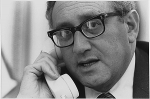 Kissinger telefoniert.png