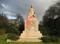 Statue mit roter Farbe.jpg