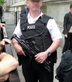 Polizist mit Waffe.jpg