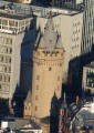 Braun-grauer Turm mit Zinnen in Frankfurt.jpg